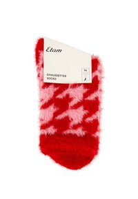 Rote und pinke flauschige Socken mit einem Hahnentrittmuster, weicher Textur und einem Etikett mit der Markenbezeichnung "Etam" und der Größe "TU".