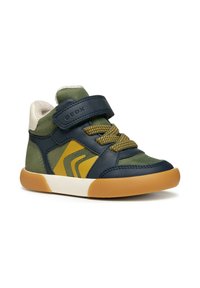 Sneaker alto verde e blu navy con una fascia in Velcro, parte superiore in rete testurizzata e motivi gialli, dotato di suola in gomma.