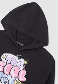 Felpa nera con cappuccio caratterizzata da una stampa grafica colorata con il testo "THE COOL" in rosa e viola, accentuata da motivi di stelle e fulmini.