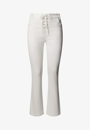 Witte broek met hoge taille, veterdetail aan de voorkant en een lichte uitlopende pijp, voorzien van voorzakken.