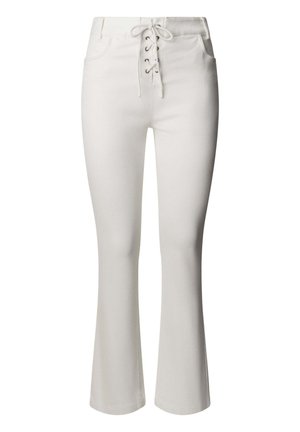 Weiße Hose mit hohem Bund, Schnürdetail vorne und leichter Schlag am unteren Saum, mit seitlichen Taschen.