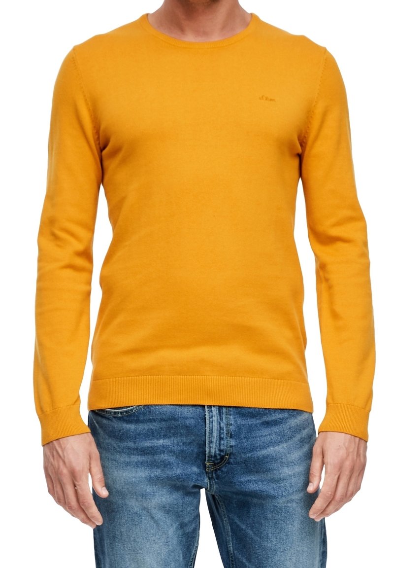 Senfgelbes Langarmshirt mit Rundhalsausschnitt, gerippten Bündchen und Saum. Glatte Textur, dezentes Logo-Detail auf der Brust.