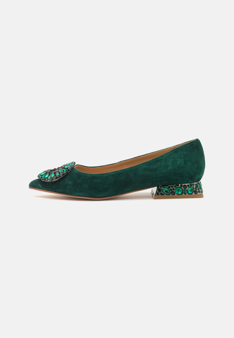 Ballerine in suede verde con punta affusolata, dotate di un fiocco decorato con gioielli e un tacco basso ornato con gemme.