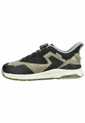 Zapatilla deportiva en verde oliva y negro con suela blanca, talón con tira para tirar y sistema de cierre de dial, diseñada para uso al aire libre o actividad física.