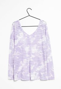 Langærmet lilla top med V-hals og stribet tekstur. Har et tie-dye mønster med lysere og mørkere nuancer af lilla.