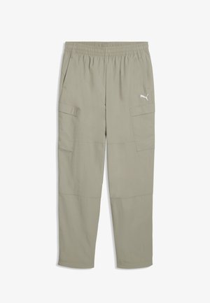 Jasnoszare spodnie cargo z elastycznym pasem, bocznymi kieszeniami oraz logo Puma na prawej udzie, ułożone płasko na białym tle.