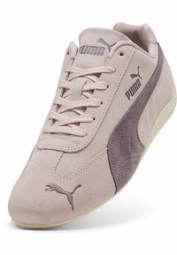 Adidași din suede roz deschis, cu o dungi laterală roz închis, design cu șireturi, logo Puma pe limbă și talpă din cauciuc texturat.