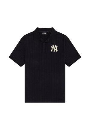 Camiseta tipo polo negra de manga corta con cuello y logo blanco de los New York Yankees en el lado izquierdo del pecho.