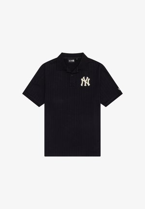 Camiseta tipo polo negra de manga corta con cuello y logo blanco de los New York Yankees en el lado izquierdo del pecho.