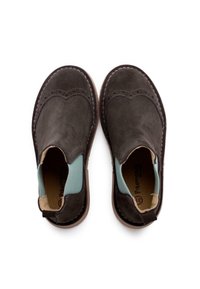 Chaussures à enfiler en suede marron avec des accents élastiques bleus, bout rond, couture contrastante et semelle lisse.