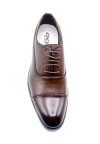 Chaussure habillée en cuir marron avec une pointe arrondie, un design à lacets, une texture lisse, des accents cousus et une finition polie.