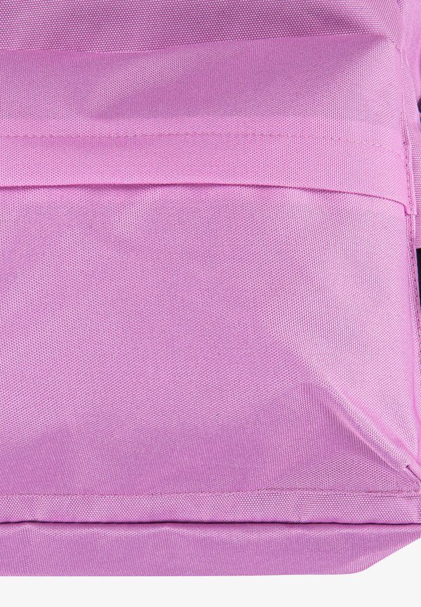 STAR CHEVRON CORE BACKPACK – Tagesrucksack