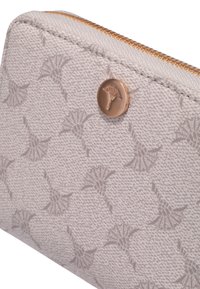 Lysebeige pung lavet af tekstureret materiale, med et tonalt mønster af blomsterdesigns og en bronze logo knap. Guld lynlåsdetalje.