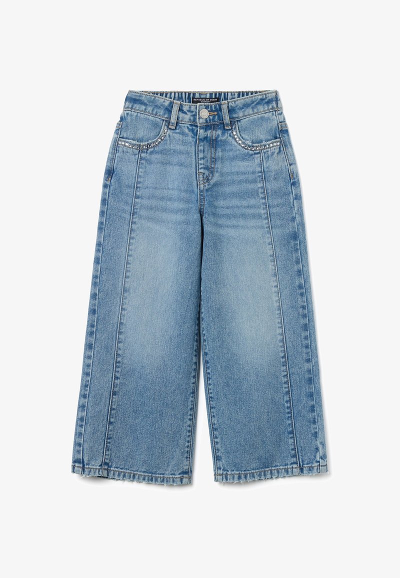 Jean large en denim bleu clair, à taille haute, avec cinq poches et un léger délavage sur le tissu, présentant un ourlet brut.