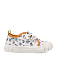 Zapatillas de lona con base blanca, patrones de dibujos animados en azul, acentos naranjas y doble correa de velcro. Suela de goma blanca texturizada.