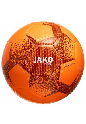 Heldere oranje voetbal met een textuur oppervlak, voorzien van een geometrisch patroon en het merk "JAKO STRIKER 2.0" in het wit.