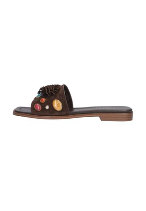 Sandalo slip-on in camoscio marrone con suola piatta in legno, decorato con applicazioni di pietre multicolori e dettaglio intrecciato sulla parte superiore.