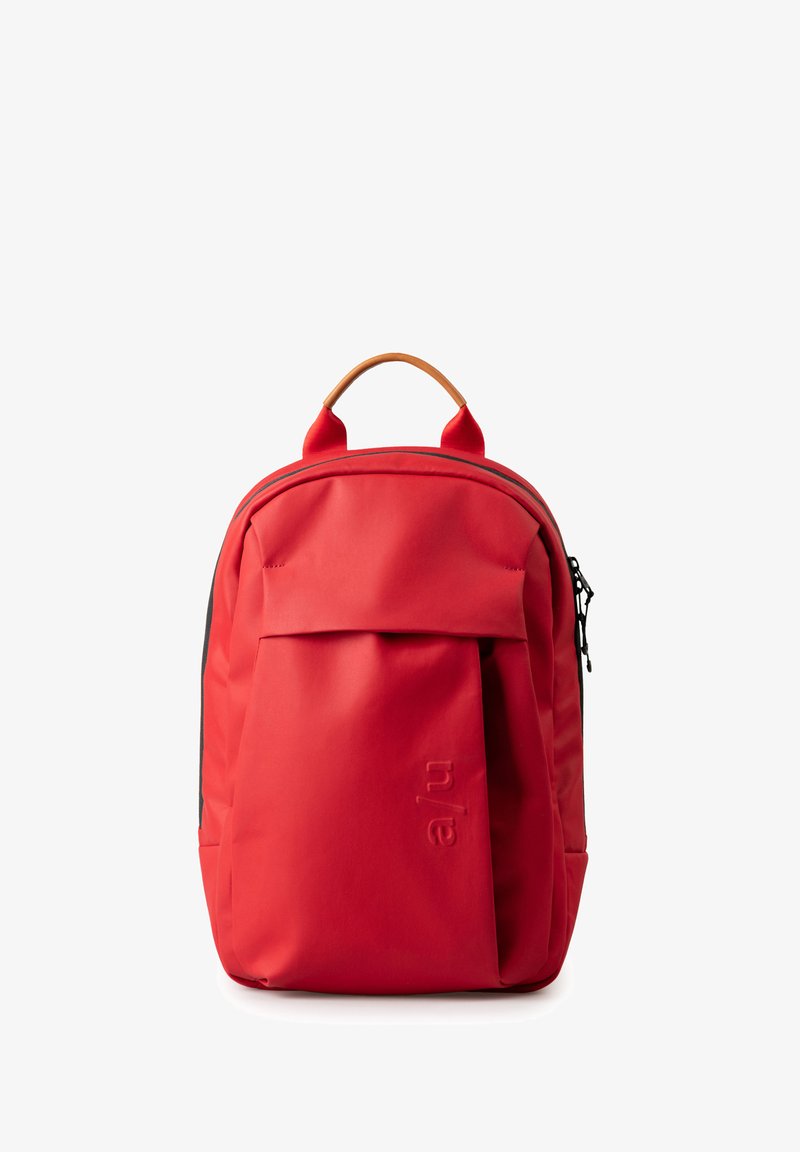 Rode rugzak van textured stof met een voorvak, bovenhandvat en zijrits. Bevat een subtiel reliëflogo.