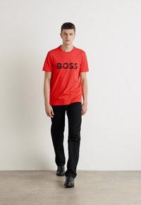 BOSS TEE - Apdrukāts T-krekls - open red