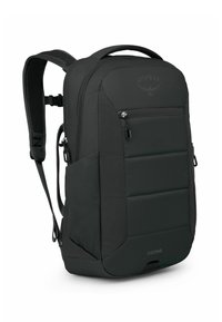 La mochila Black Osprey Ozone cuenta con un diseño elegante, respaldo y correas acolchadas, bolsillos con cremallera y un tejido texturizado con detalle de costura horizontal.