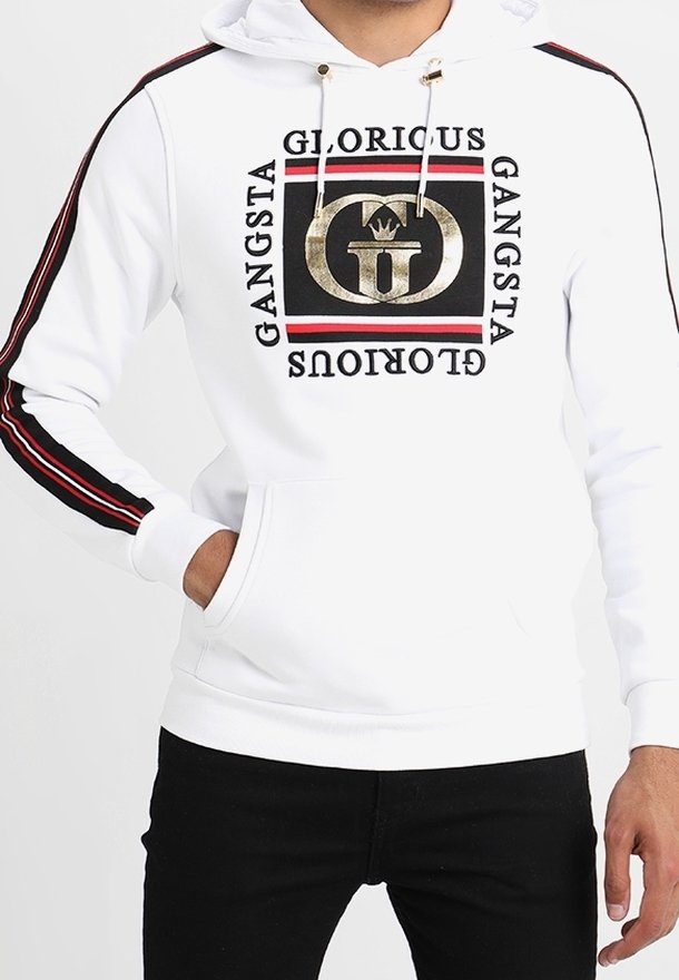 Sweat à capuche blanc avec des bandes noires et rouges sur les manches. Présente un logo central avec le texte "GLORIOUS GANGSTA". Comprend une poche avant.