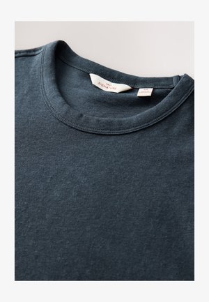 Tume mere T-särk, valmistatud puuvillast, ümarate kraega ja peene tekstuuriga. Etiketil on kirjas "Next Signature" koos suuruse infoga.