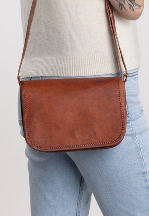 Brązowa skórzana torba na ramię o gładkiej teksturze, prostokątnym kształcie i długim pasku. Posiada prostą klapkę oraz widoczne przeszycia.