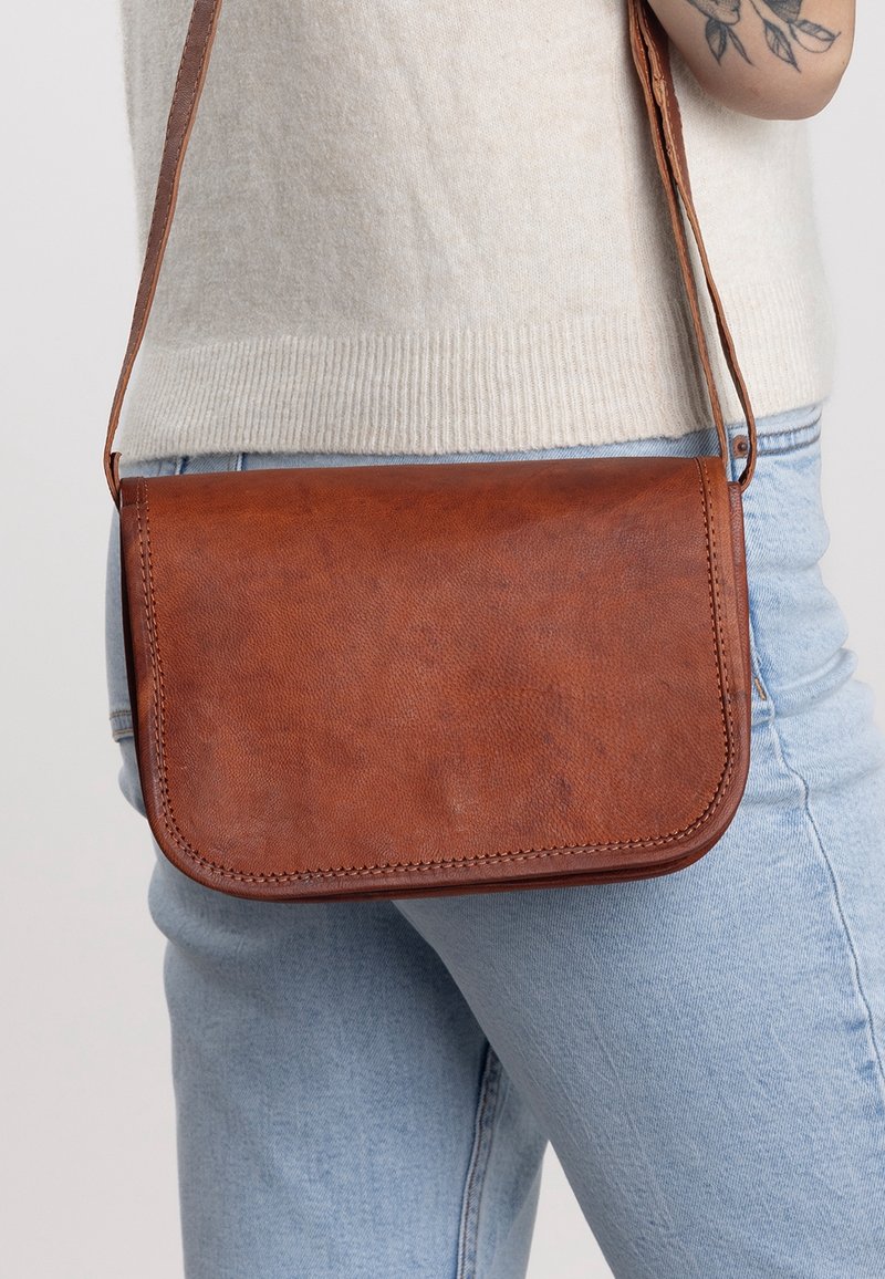 Borsa a tracolla in pelle marrone con texture liscia, forma rettangolare e tracolla lunga. Presenta una semplice patta a ribalta e cuciture visibili.