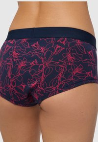 Majtki w granatowym kolorze z kwiatowym wzorem i różowym konturem kwiatów, z miękką elastyczną talią oraz dopasowanym, wygodnym krojem.