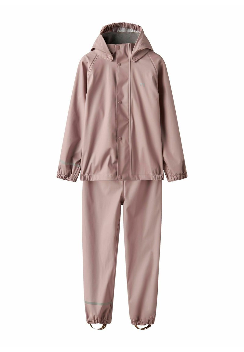 Rosa vanntett regnjakke med hette, trykknapper og elastiske mansjetter, sammen med matchende bukser som har justerbare ankelstropper.