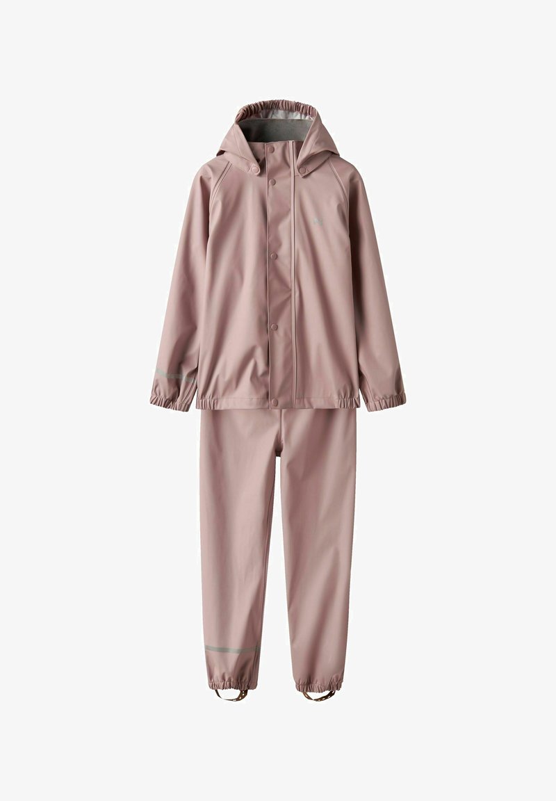 Rosa vanntett regnjakke med hette, trykknapper og elastiske mansjetter, sammen med matchende bukser som har justerbare ankelstropper.
