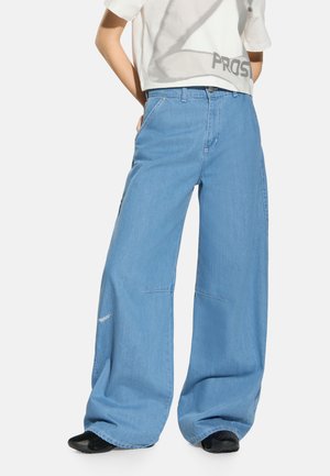 - Spodnie materiałowe