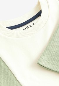 Next SHORT SLEEVE  REGULAR FIT - T-shirt med print - green  ecru