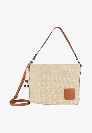 Bolso de hombro beige tejido con correa de cuero marrón, correa cruzada desmontable y detalle de borla con cuentas de madera sobre fondo blanco.