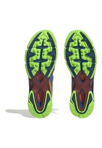 Běžecké boty s jasně zelenou podrážkou, které mají vícebarevný design v modré, oranžové a hnědobordové barvě s texturovanými gripovými vzory.