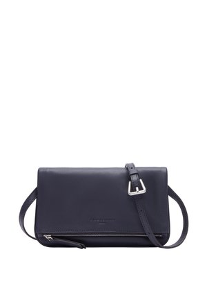 Donkerblauwe leren crossbody tas met verstelbare riem, zilveren gesp en ritsvak aan de voorkant.