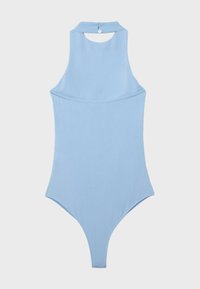 Světle modrý bezrukávový body s vysokým límcem a zapínáním na knoflíky vzadu, položený na neutrálním podkladu.