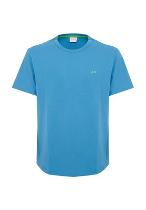 T-shirt a manica corta color azzurro con scollo rotondo, piccolo logo triangolo verde e X sul petto a sinistra e bordo interno del colletto verde.