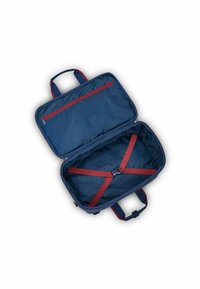Borsa blu navy con tracolle rosse, caratterizzata da un ampio interno foderato con un design trapuntato e una tasca con zip all'interno.