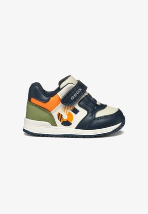 Sneakers GEOX con un design blu navy, crema e arancione, dotati di una cinghia in Velcro, texture in mesh e una suola in gomma con un dettaglio pattern.