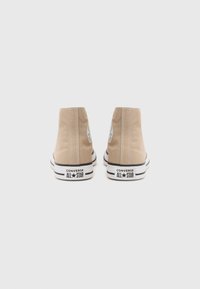 Beige High-Top-Sneaker aus Canvas mit Gummi-Sohlen in Schwarz und Weiß. Zu den Merkmalen gehören kontrastierende Nähte und ein Logopatch an der Außenseite.