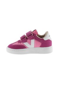 Sneaker rosa con doppi strap in velcro, una combinazione di materiali rosa e bianchi, punta rotonda e finitura testurizzata sulla parte superiore.