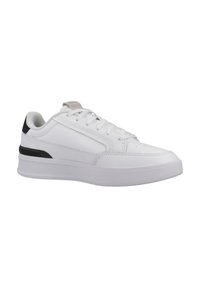 Sneaker bianco realizzato in pelle sintetica, con una superficie texturizzata, punta arrotondata, lacci bianchi e un accento nero sul tallone.