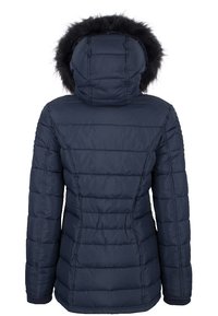 Námořnická péřová bunda s kapucí lemovanou umělým kožíškem, zdobená prošitým vzorem, elastickými manžetami a střihem zvýrazňujícím postavu. Zobrazen zadní pohled.