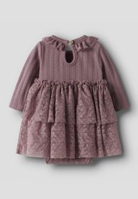 Długa sukienka w kolorze mauve z długim rękawem, posiadająca żebrowany dekolt, falbaniaste wykończenie kołnierza oraz warstwową koronkową spódnicę z kwiatowym wzorem. Zapięcie z tyłu w formie łezki z guzikiem.