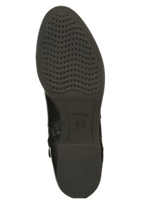 Suela de zapato de cuero negro con patrón de onda texturizado, numerosas perforaciones pequeñas y un logo circular que dice "GEOX."