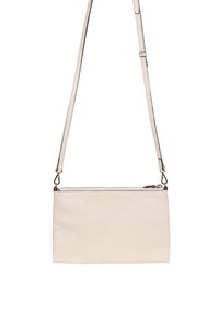 Cremefarbene Leder-Umhängetasche mit verstellbarem Riemen und Reißverschluss oben, hängend vor weißem Hintergrund.