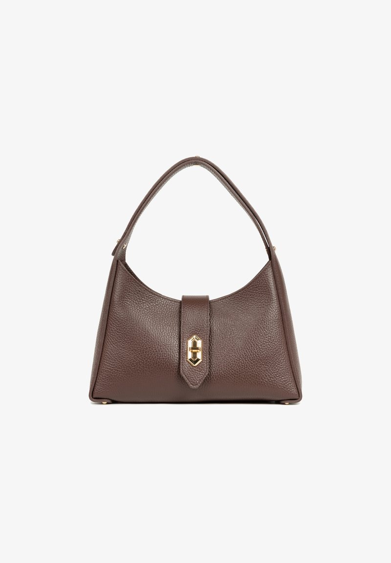 Borsa a tracolla in pelle marrone con una forma strutturata, caratterizzata da una maniglia curva e una chiusura con gancio in tono oro sul fronte. Finitura testurizzata.