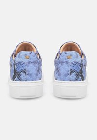 Blaue sneakers mit Schlangenmustern und strukturiertem Finish, weißen Gummisohlen und einem hellbraunen Innenfutter. Mit einem kleinen Logoakzent an der Ferse.