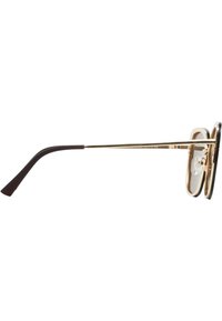 Gafas de sol metálicas doradas con montura rectangular negra, que cuentan con lentes transparentes y una patilla curvada con punta marrón oscura. Los acentos metálicos completan el diseño.